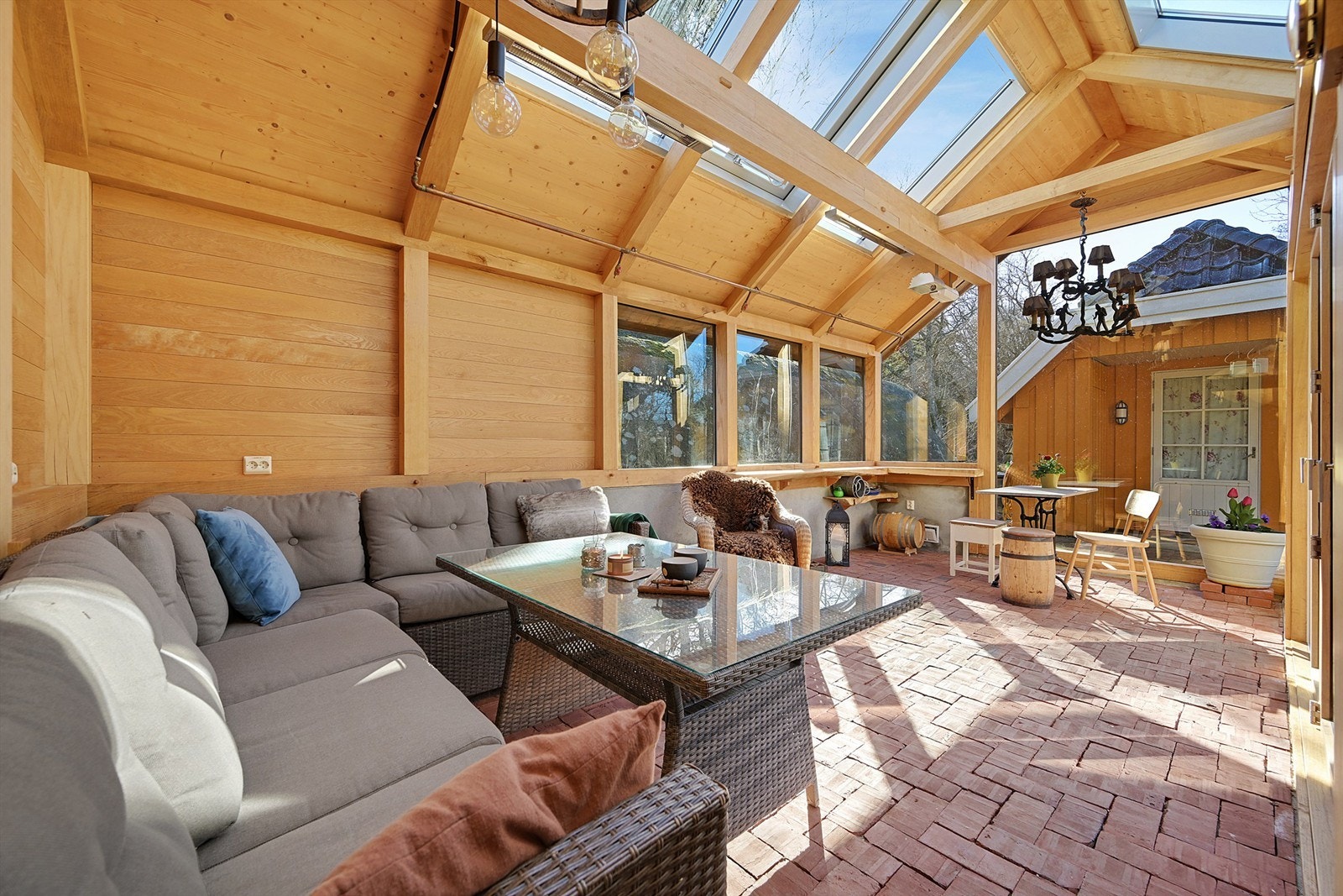 Hagestuen er bygget i grov tømmerrammekonstruksjon i eik med synlige bærekonstruksjoner i grove dimensjoner. Arbeidet er utført i gammel tømrerskikk, bl.a. med franske trelåser. Galleribilde