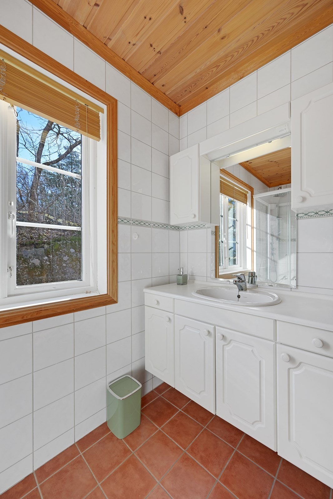 Rommet har innredning med nedfelt servant, dusjkabinett, utslagsvask og opplegg for vaskemaskin. Galleribilde