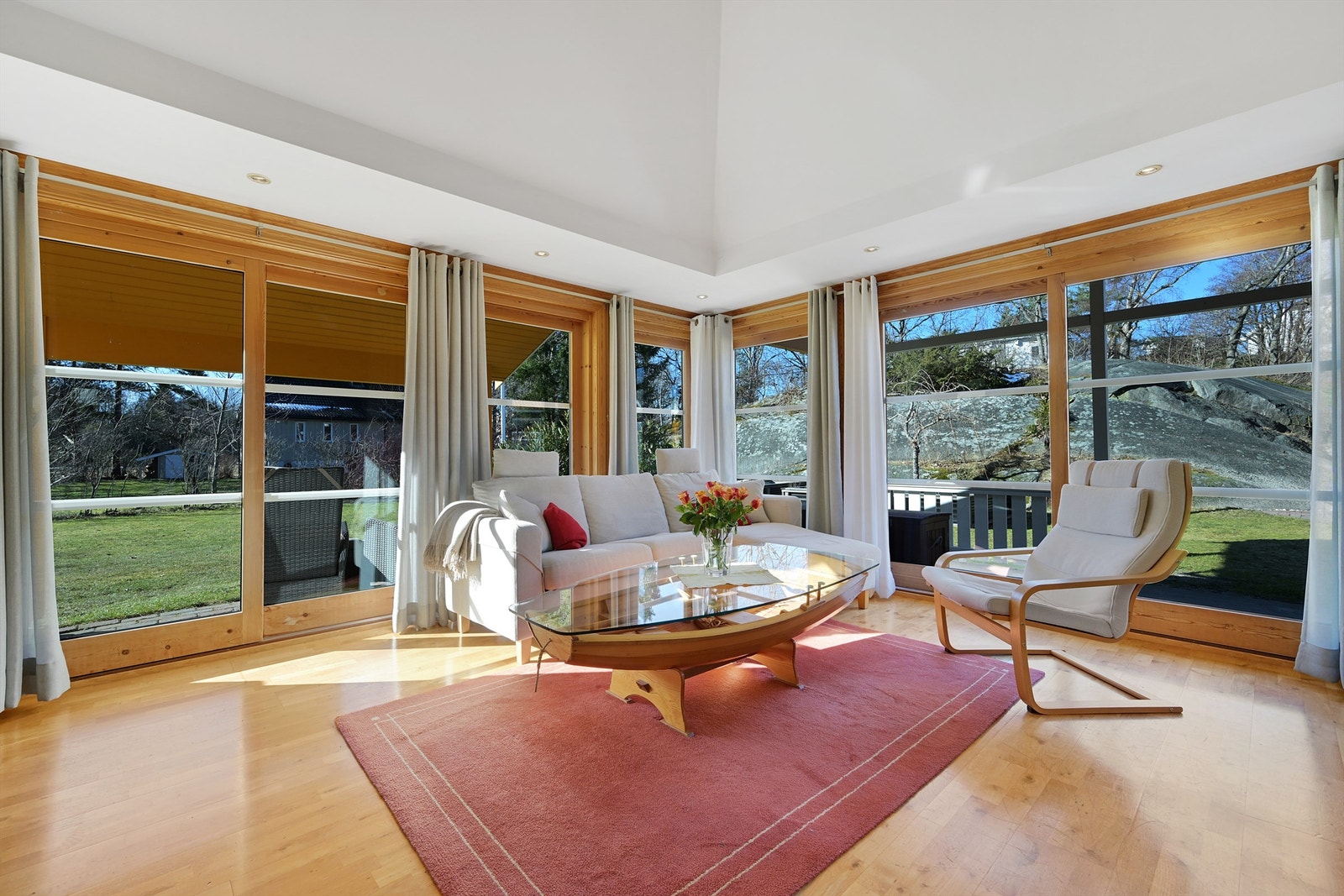 Lyst og romslig med god takhøyde og mange store vindusflater. Galleribilde