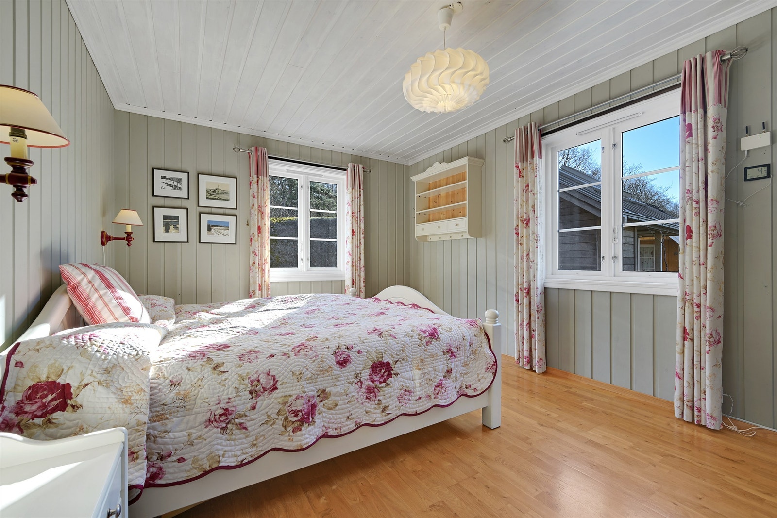 Soverommet har god størrelse og det er innredet med dobbeltseng og tilhørende møblement. Galleribilde