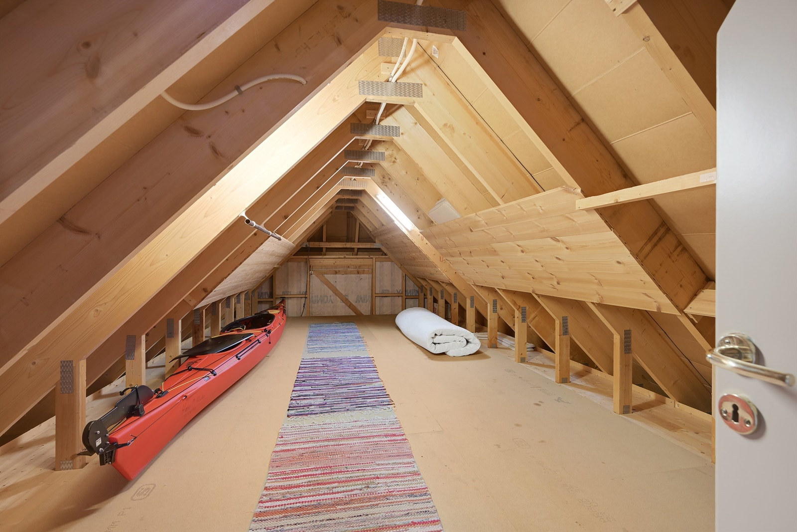 Loftsrom med luke som kan åpnes. Galleribilde