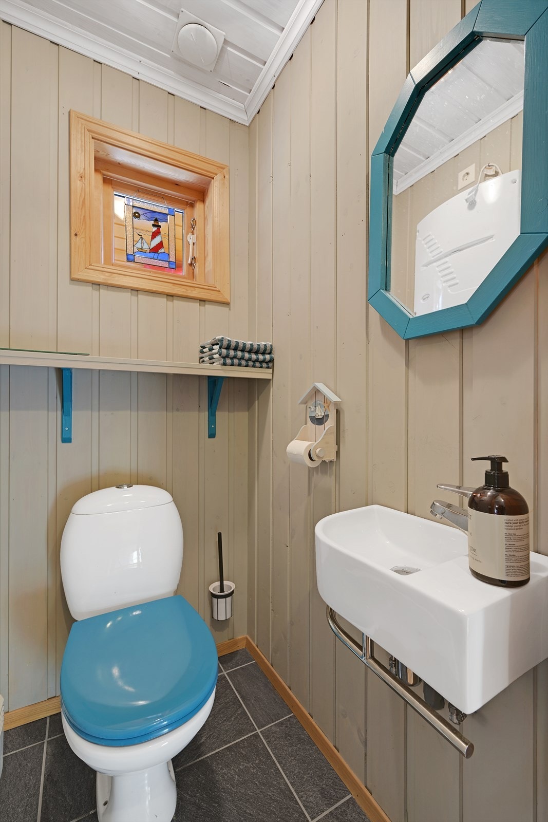 Praktisk toalettrom med wc og vask. Galleribilde