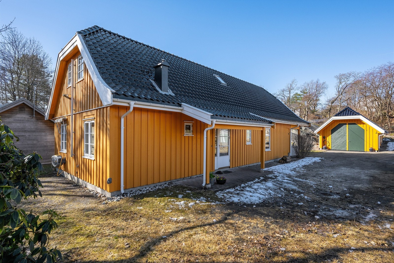 Eiendommen ligger på Gon som er et hyggelig villaområde nær Tjøme sentrum. Det er også kort gåtur ned til sjøen, vakker skjærgård og flotte turområder. Her har det vært mulighet til å leie båtplass. Galleribilde