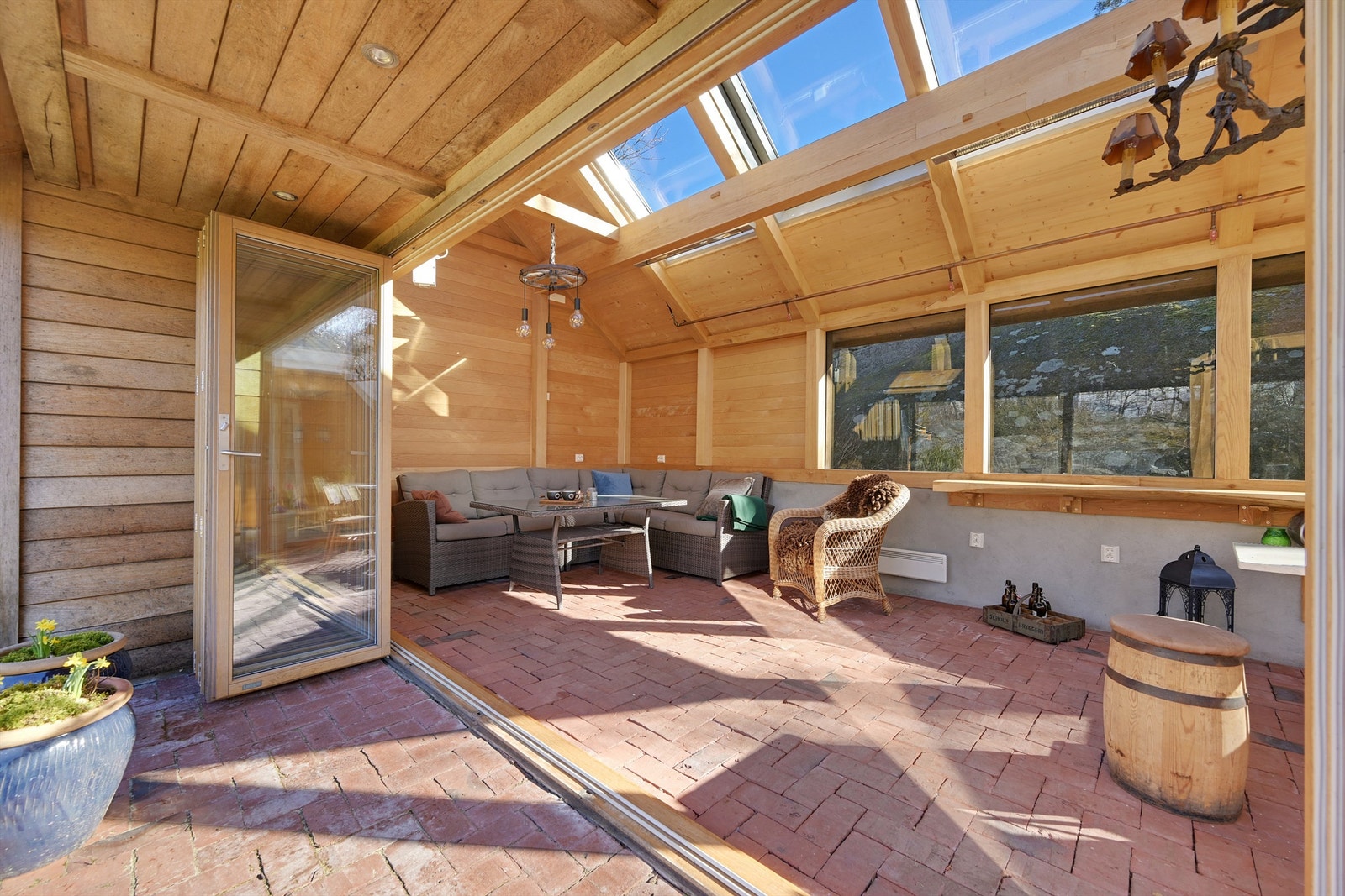 Glassveggen kan åpnes og rommet får en god forlengelse ut på plattingen. Galleribilde