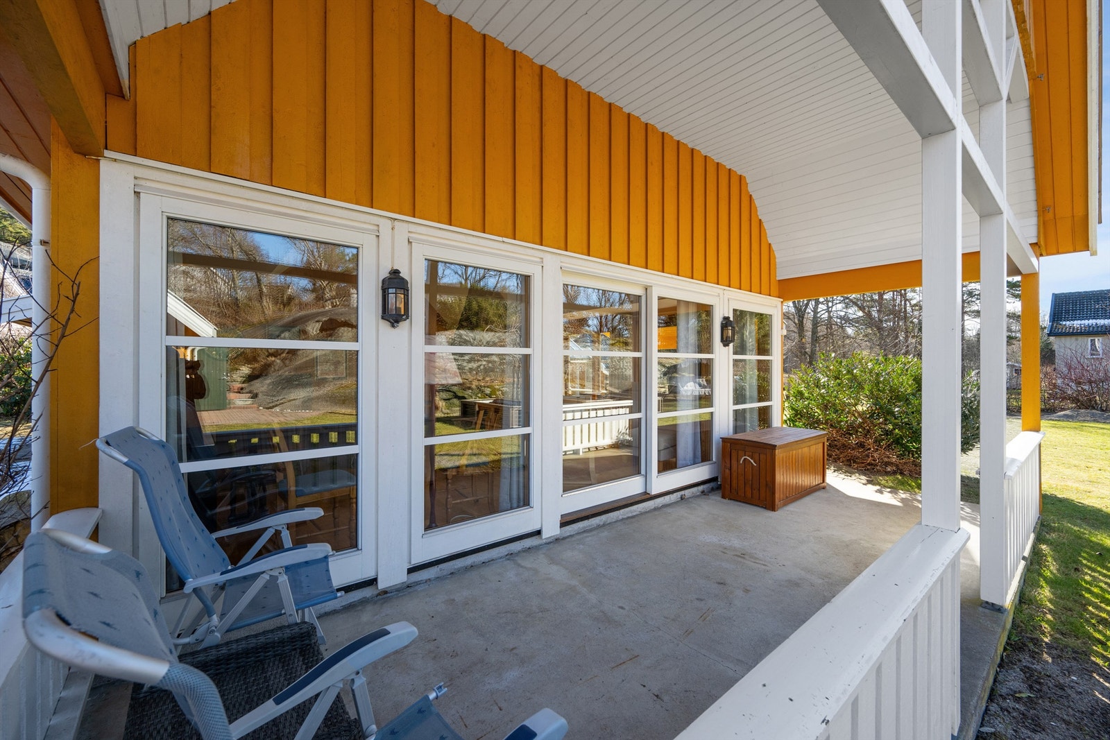 Terrasse på utsiden av stuen. Galleribilde