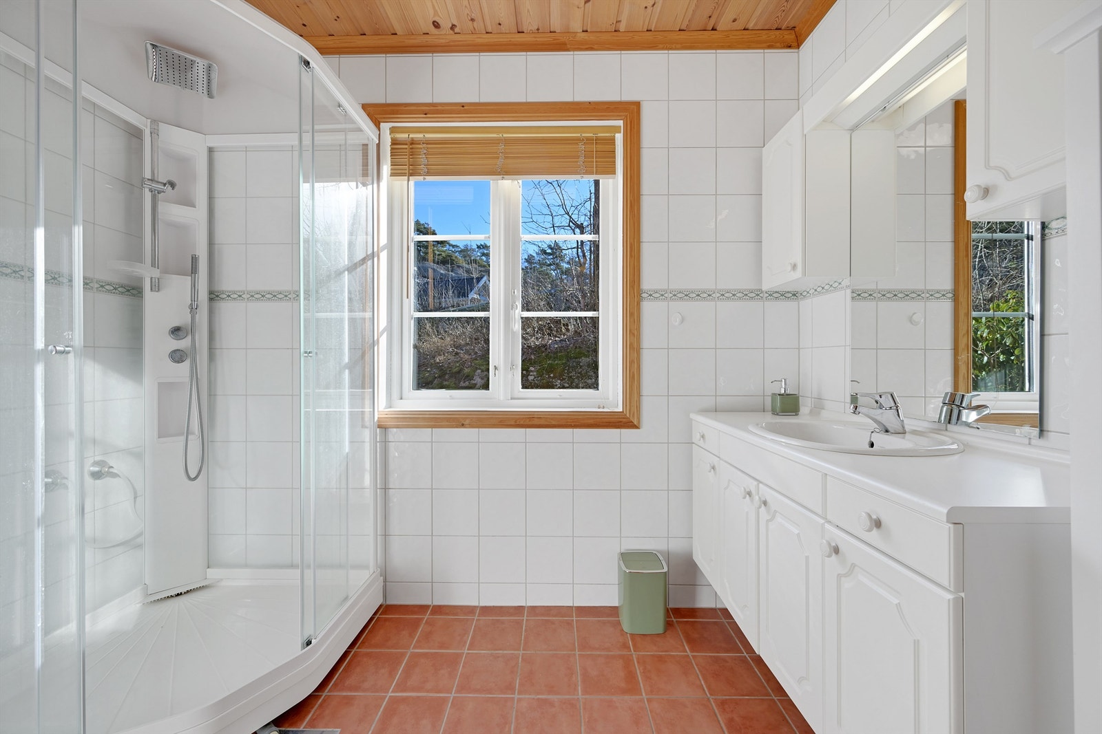 Romslig bad med flislagt vegger og gulv. Rommet har elektriske varmekabler. Galleribilde