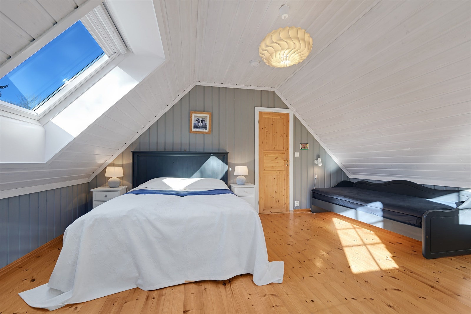 Lyst og trivelig soverom med god plass til seng og tilhørende møblement. Rommet er forberedt for å deles opp i to soverom ved å sette opp en lettvegg. Galleribilde