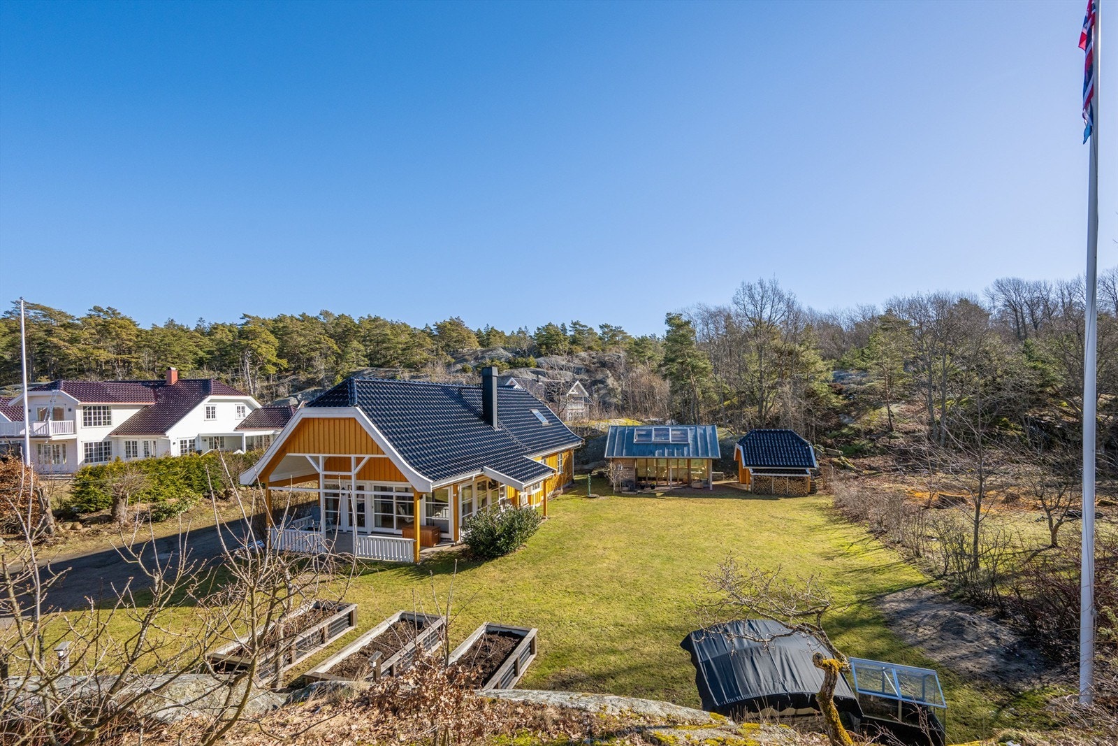 En hyggelig fritidsbolig med helårs boligstandard - og kort gåtur ned til sjøen, vakker skjærgård og flotte turområder. Galleribilde