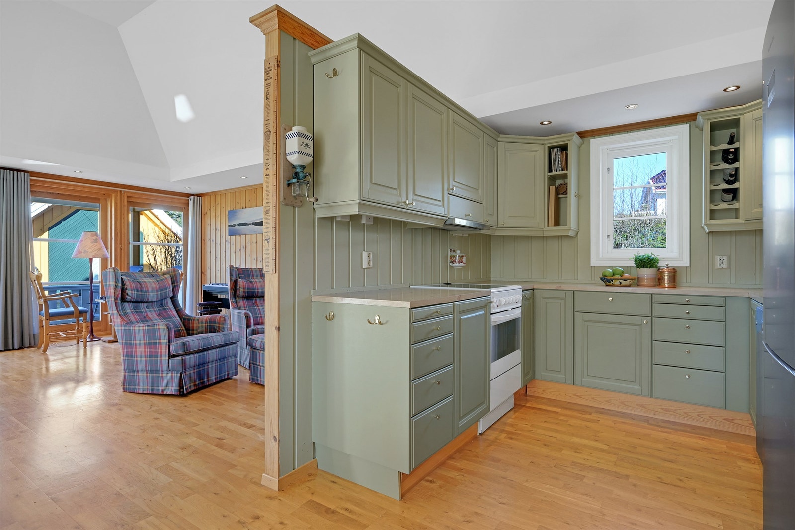 Kjøkkenet ligger i en delvis åpen løsning til stuen. Galleribilde