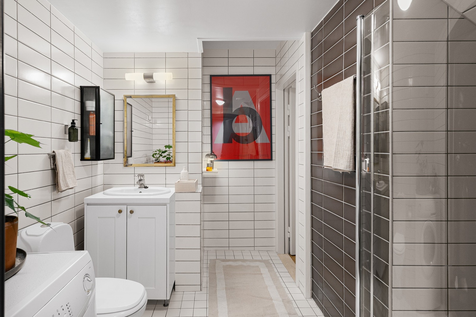 Pent bad fra 2006 med flislagte vegger og flislagt himling i dusjen. Galleribilde