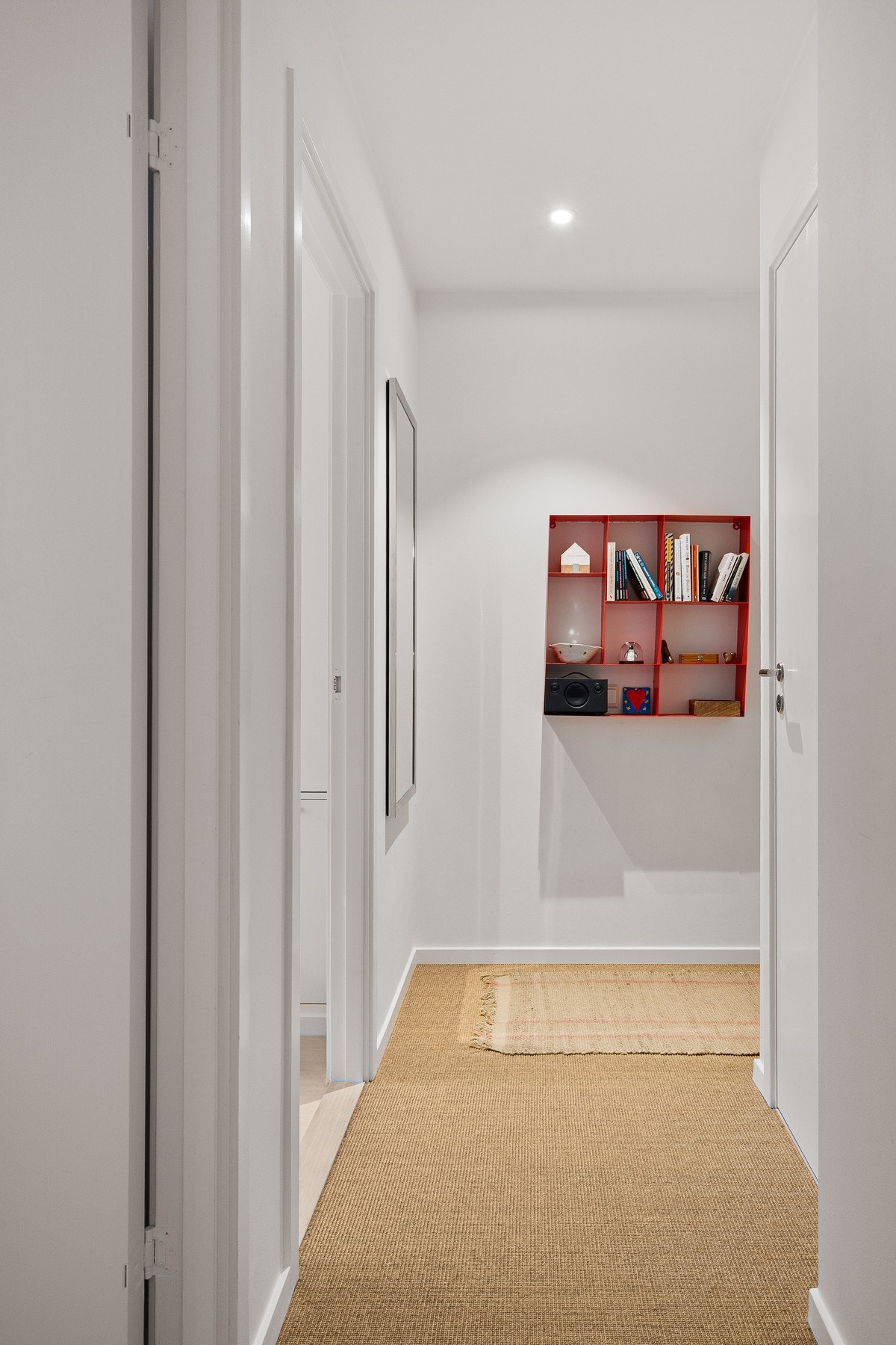 Innfelte LED-downlights i entrè og trapperom. Galleribilde