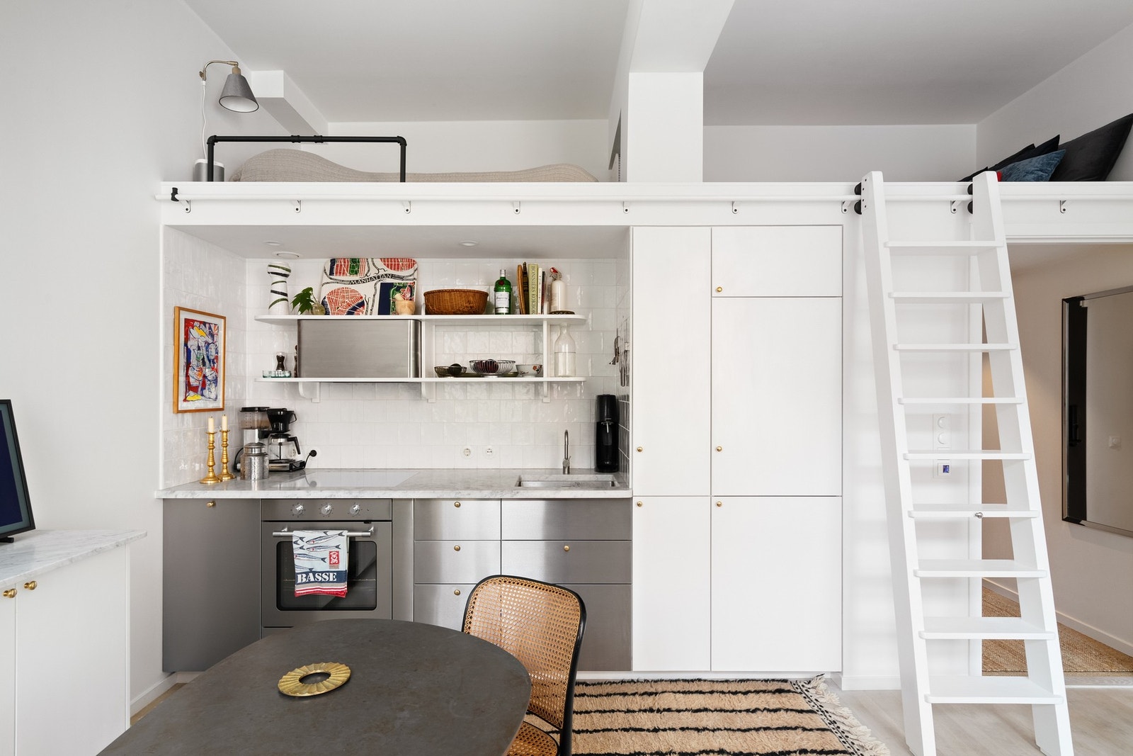 Ny kjøkkeninnredning fra 2023 med marmor benkeplater i Carraramarmor. Galleribilde