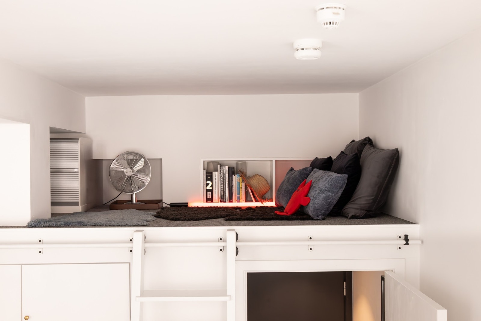 Nymalte overflater i hele leiligheten i 2023 (tak, lister, vegger og dører). Galleribilde