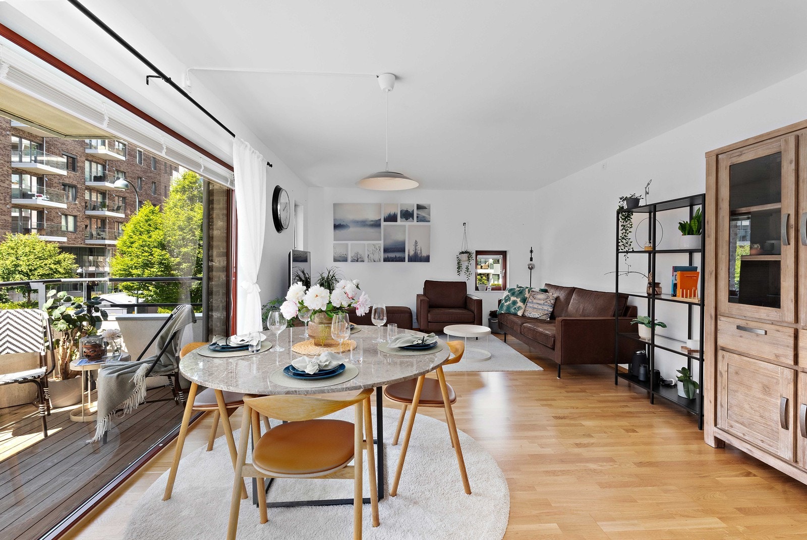 Velkommen inn! Leiligheten har en god internt beliggenhet med vindusflater fra tre sider samt en god planløsning med en stor åpen stue/kjøkkenløsning. Galleribilde