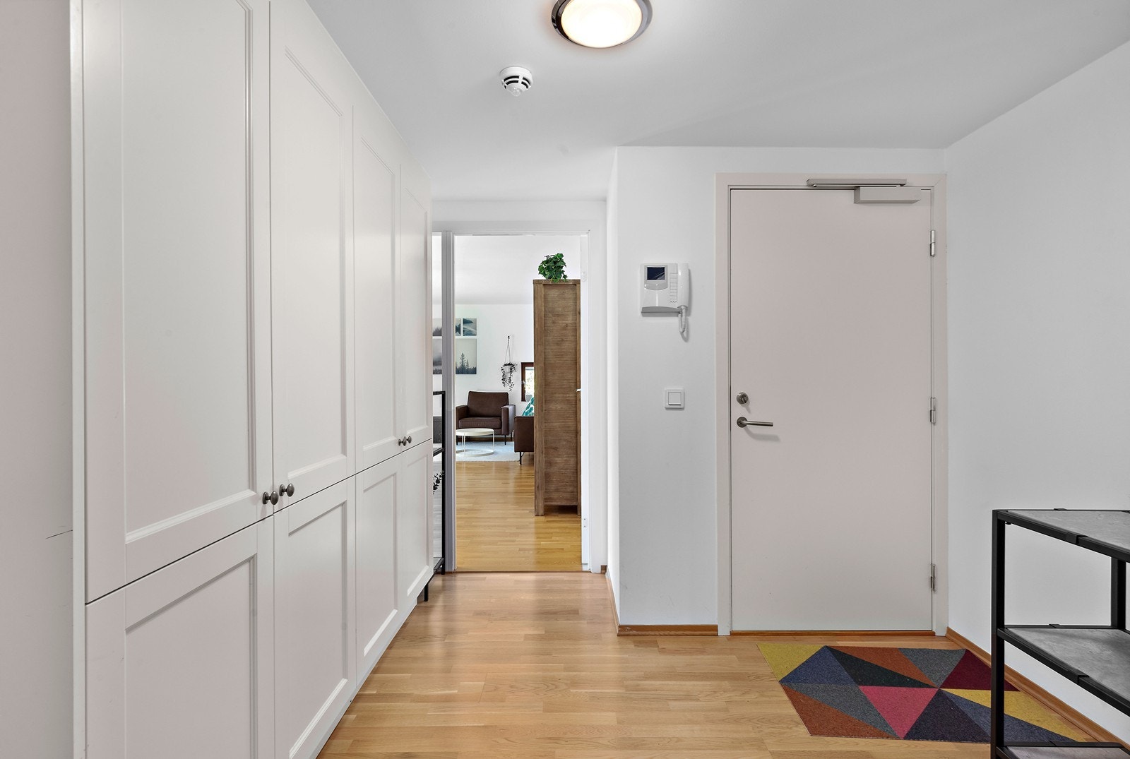 Fra gangen er det adkomst til leilighetens øvrige rom, samt god plass til å henge fra seg yttertøy og sko i garderobe. Galleribilde
