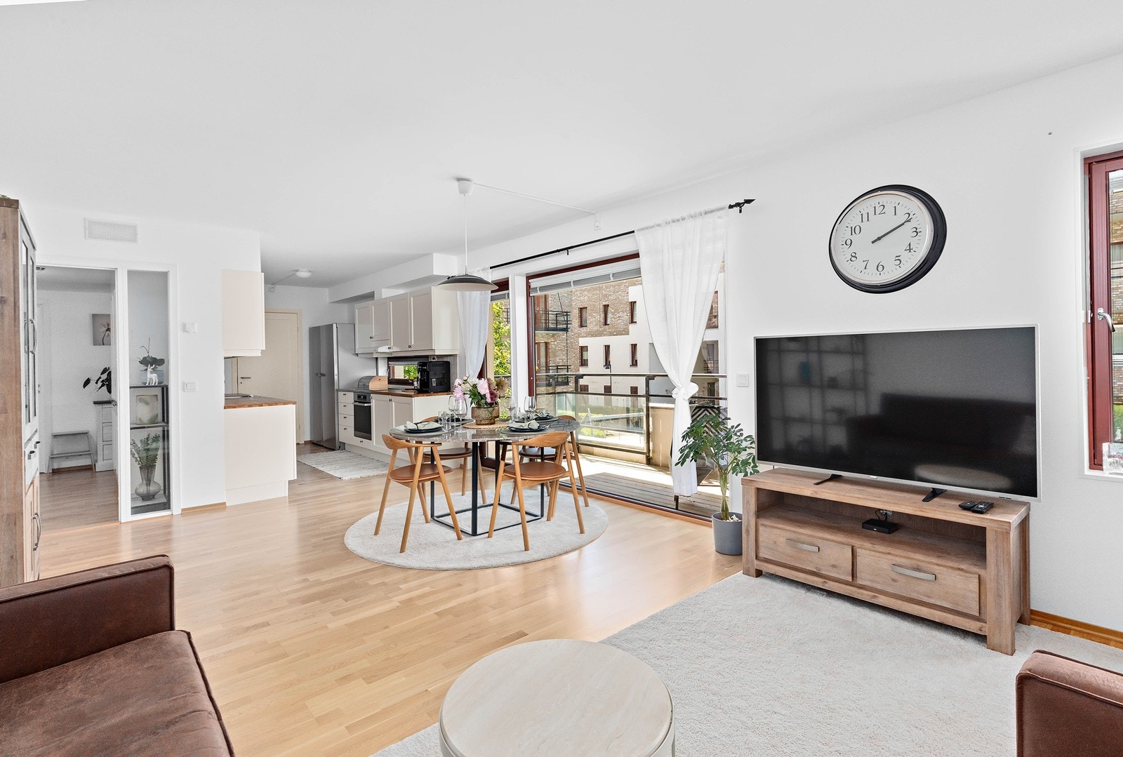 De store vindusflatene sørger for rikelig med naturlig lysinnslipp i rommet. Galleribilde