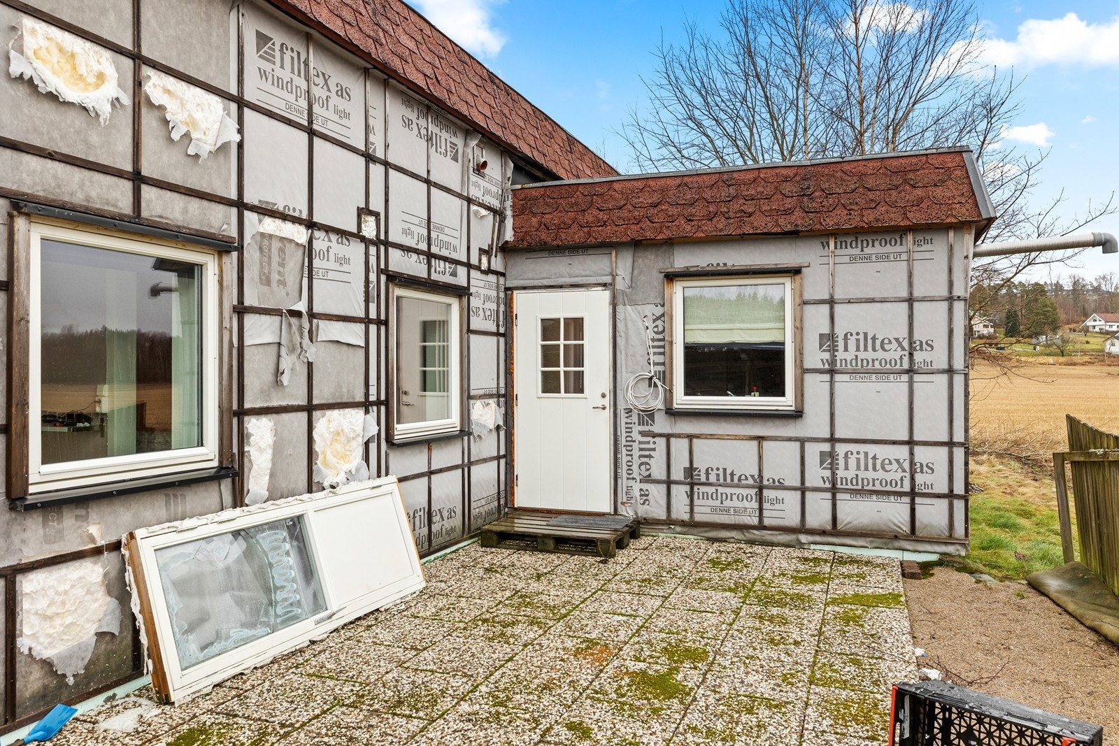 Inngangspartiet til leiligheten ligger på sydsiden av verkstedet. Leiligheten er ikke godkjent da den er bygget større enn på tegninger. Det er tatt noe av arealet til garasjen. Galleribilde