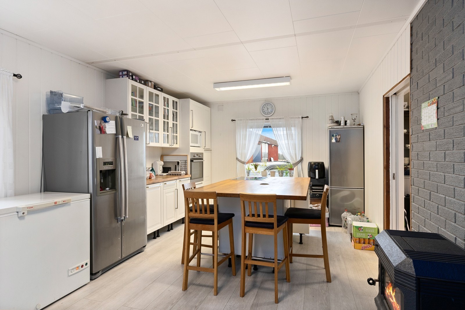 Lyst og praktisk kjøkkenet - pusset opp for noen år tilbake. Galleribilde