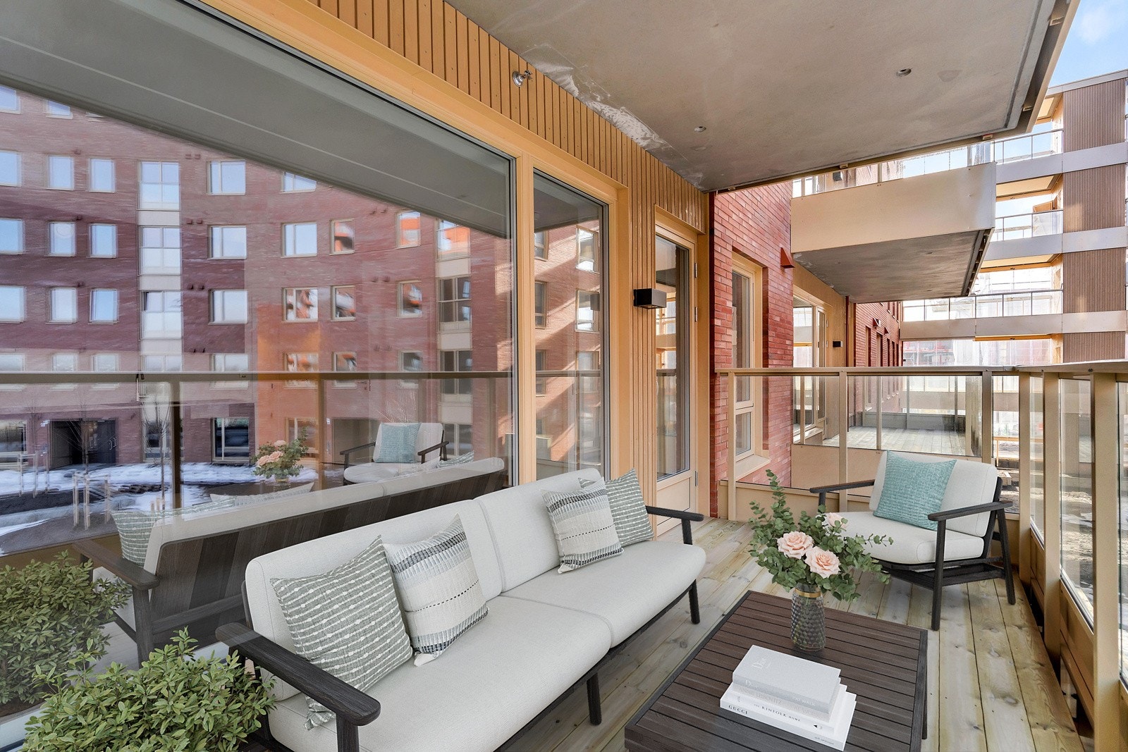 Stor vestvendt balkong. Leiligheten er digitalt stylet Galleribilde