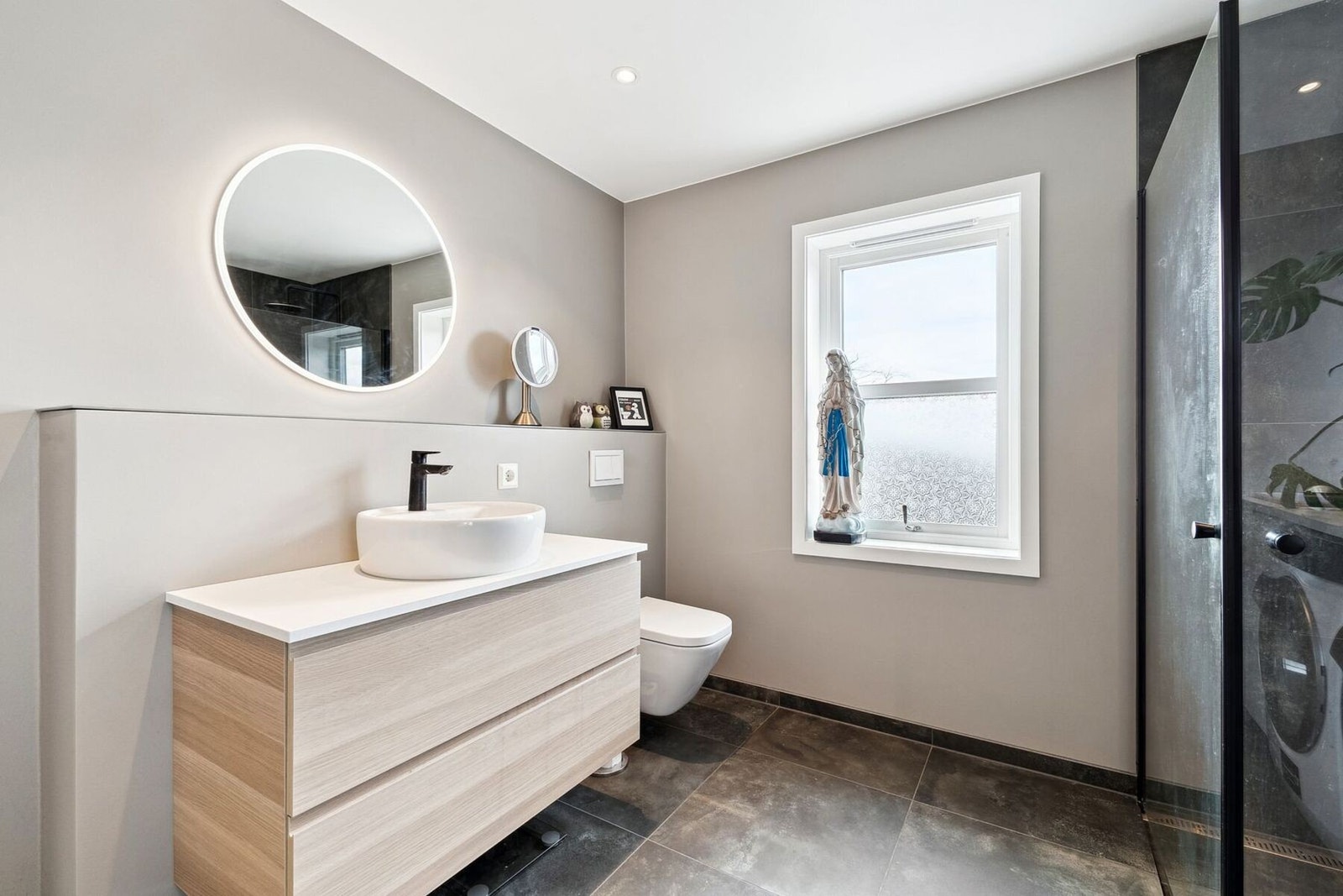 Meget pent bad med lyse og delikate overflater Galleribilde