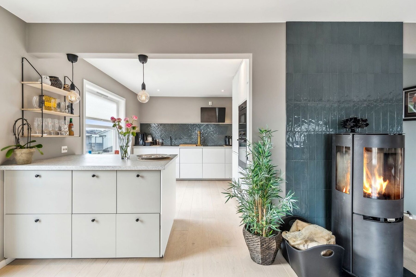 Delikat kjøkken fra 2022 med hvite slette fronter, benkeplate av laminat Galleribilde