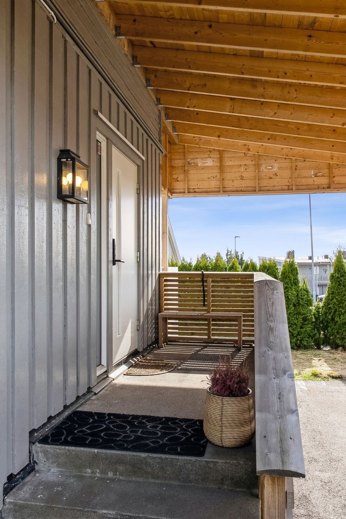 Utenfor inngangsparti har du carport med installert elbil lader Galleribilde