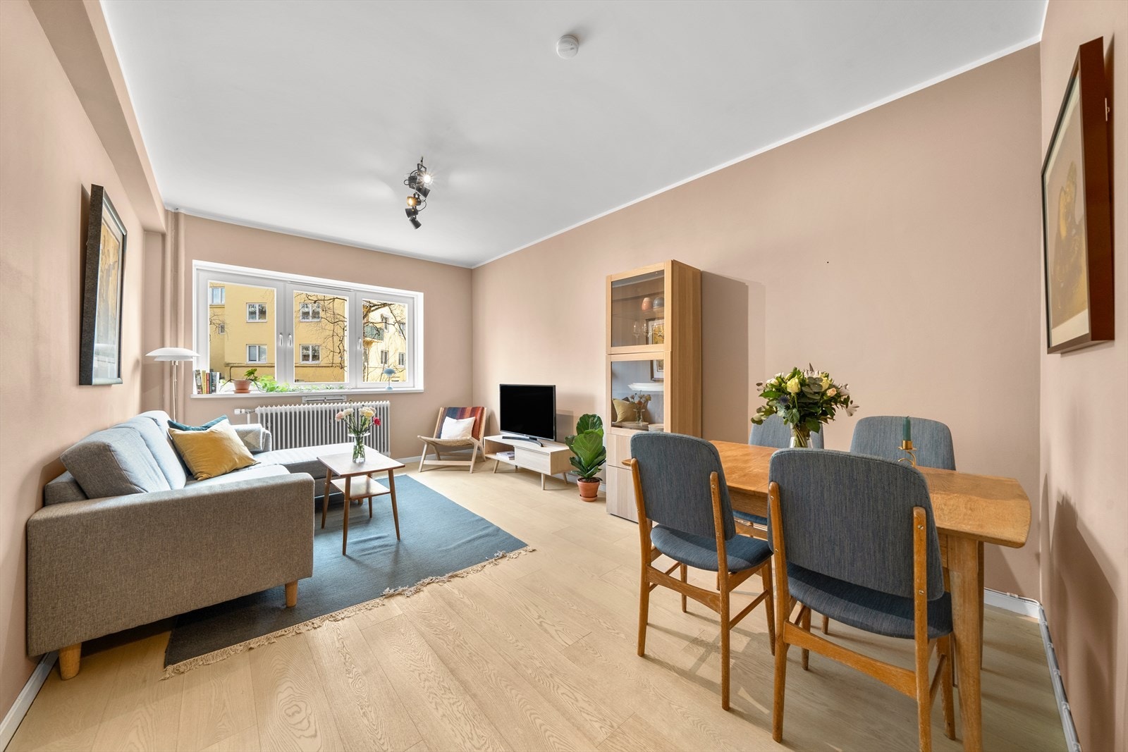 Leiligheten byr på en hyggelig stue med god plass til til hjørnesofa, tilhørende bord, spisegruppe og annet ønskelig møblement. Galleribilde