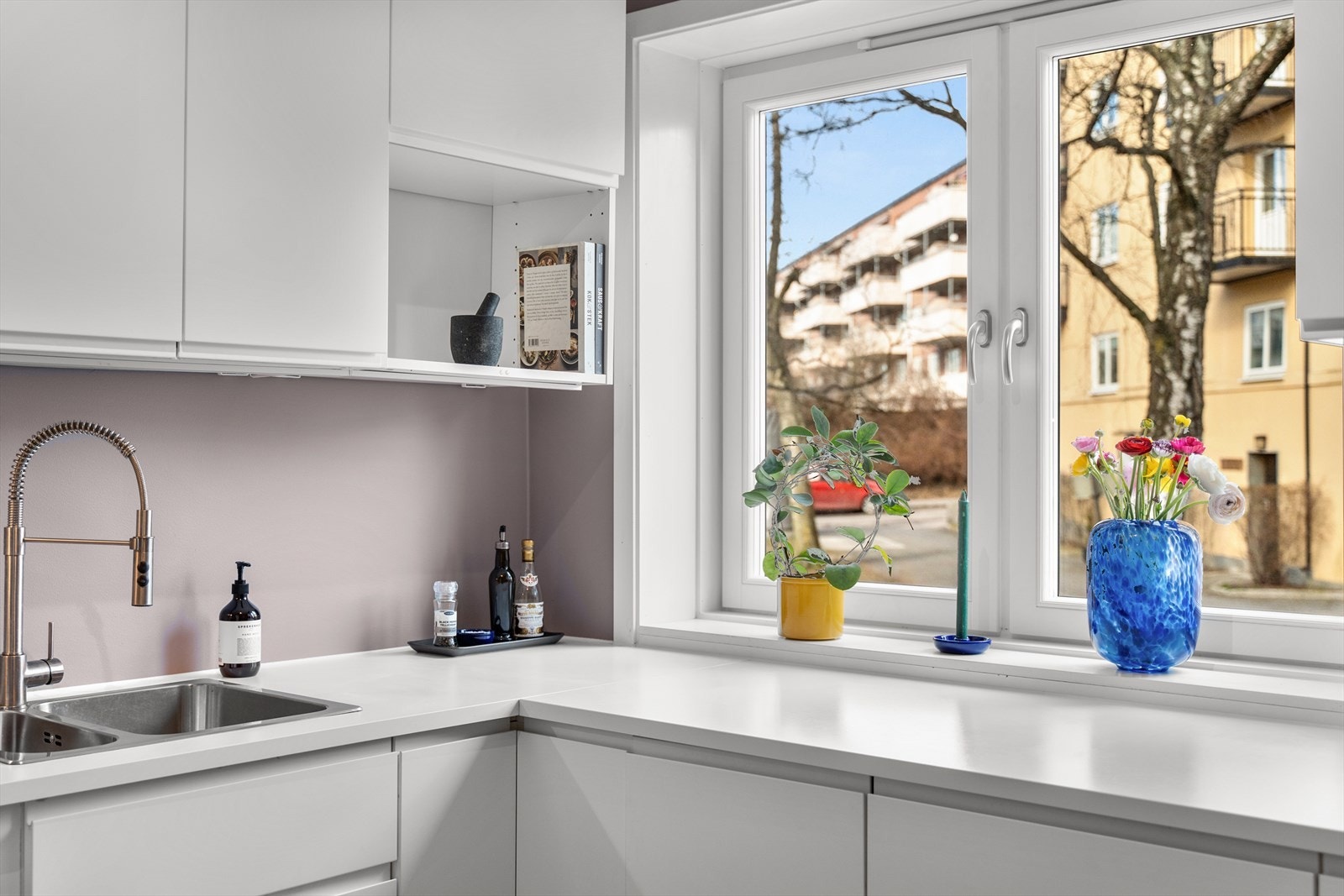 Kjøkkenet er utstyrt med platetopp, kum med ettgreps blandebatteri, ventilator, kjøl/fryseskap, ovn og oppvaskmaskin. Galleribilde