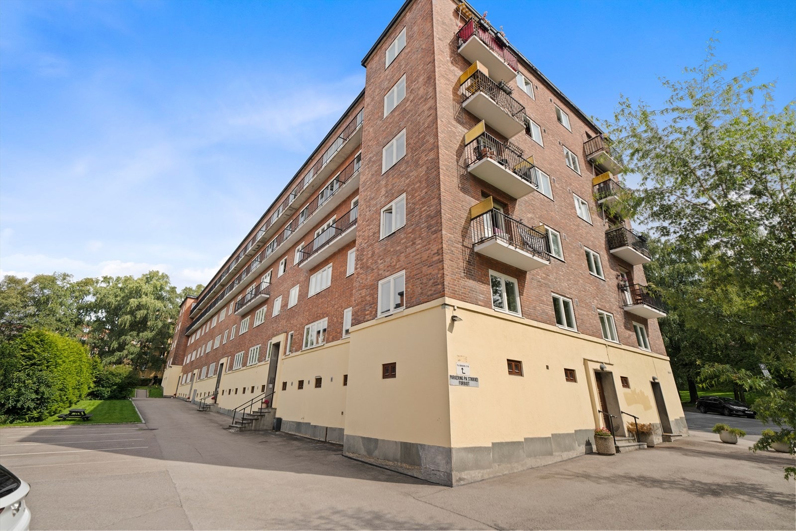 Da man bygget området var et av hovedmålene å få luft mellom blokkene og sollys inn i leilighetene. Galleribilde