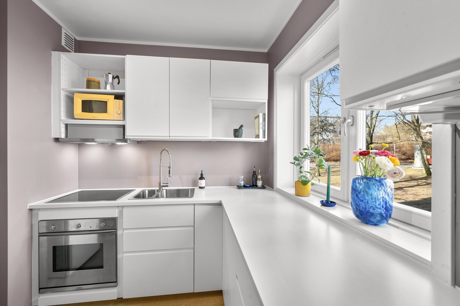 Kjøkkeninnredning med glatte fronter og foliert benkeplate. Galleribilde