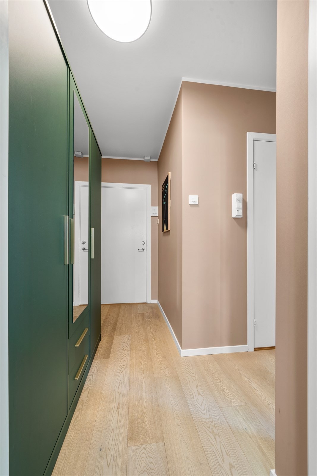 Velkommen inn! Lys og innbydende entré med gode muligheter til å henge opp jakker og sette fra seg sko skjult i et flott garderobeskap. Galleribilde