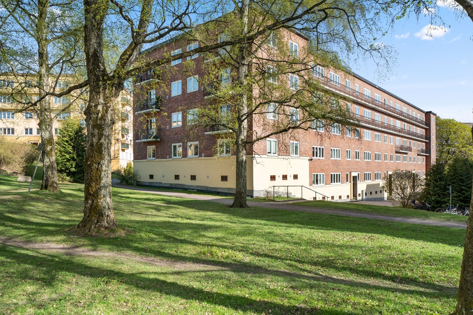 Bebyggelsen på Sinsen består i all hovedsak av lavblokkbebyggelse i teglstein fra rundt 1940- tallet. Galleribilde