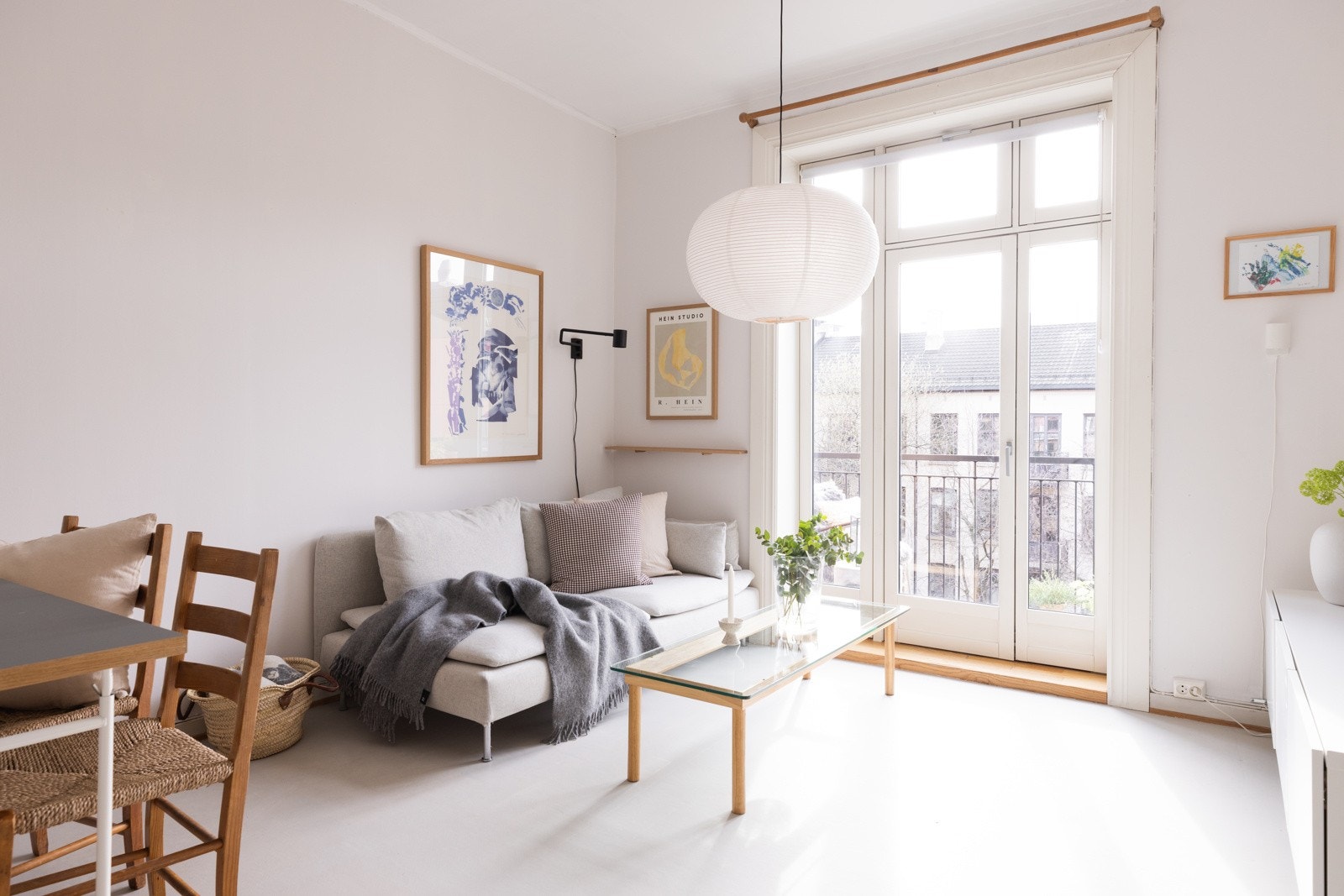 - Store vindusflater kombinert med generøs takhøyde gir en luftig og god atmosfære - Galleribilde