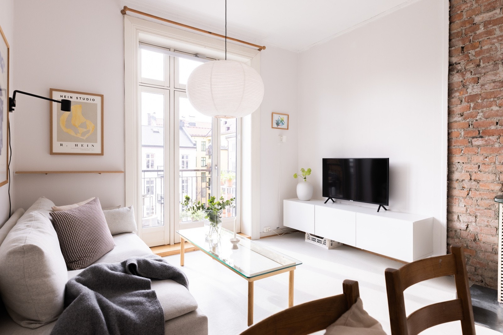 - Lys og romslig stue med plass til sofagruppe og tv-seksjon - Galleribilde