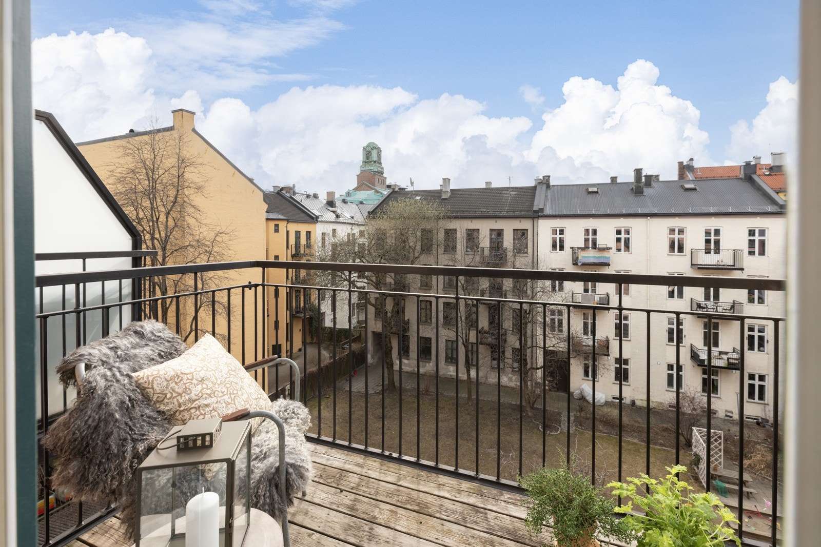 - Balkongen vender mot sydvest, og ut mot rolig bakgård - Galleribilde