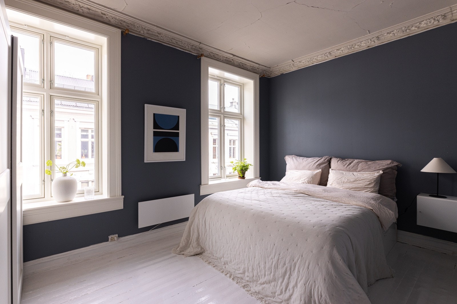 - Romslig soverom med god plass til stor dobbeltseng - Galleribilde