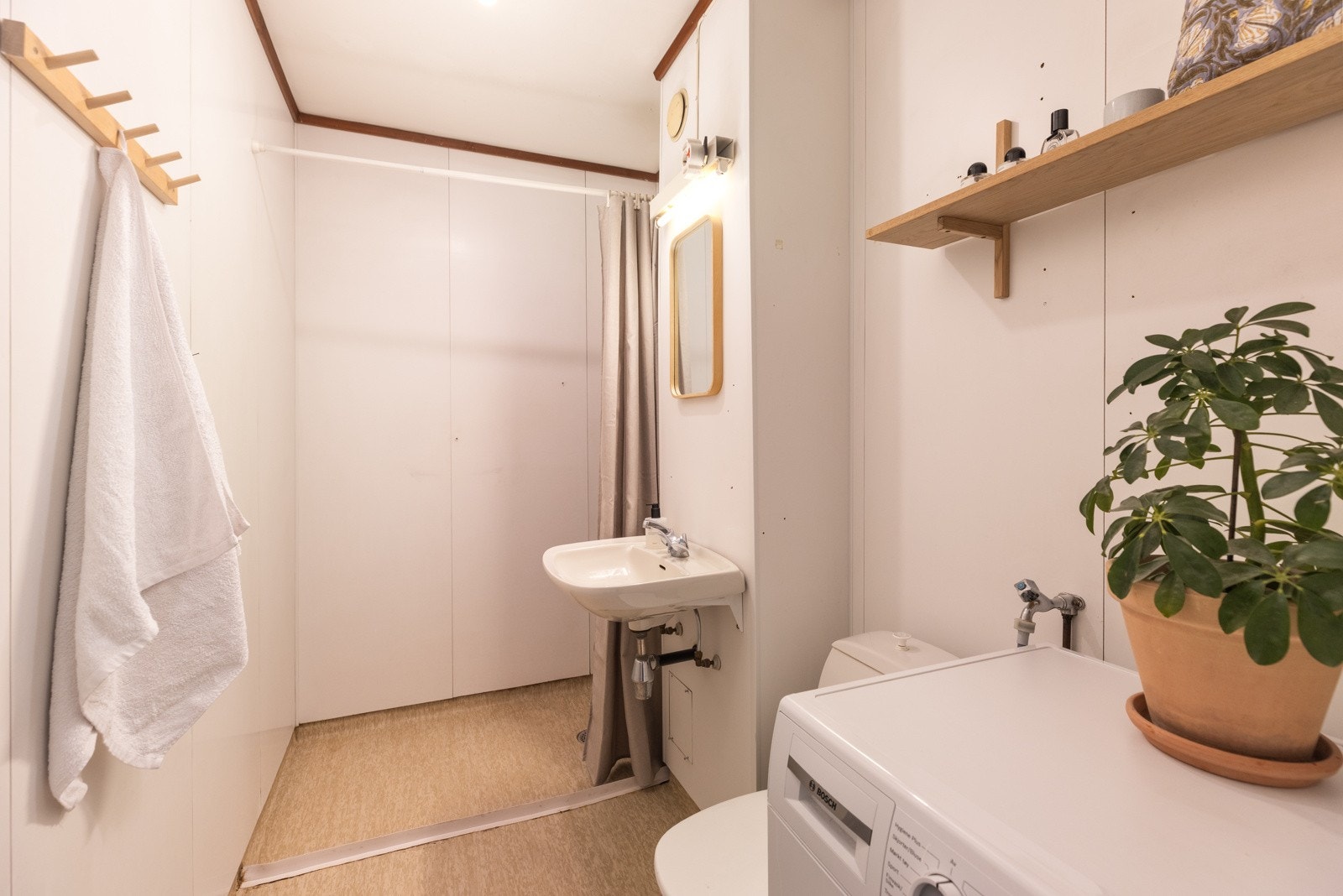 - Eldre bad med opplegg for vaskemaskin - Galleribilde