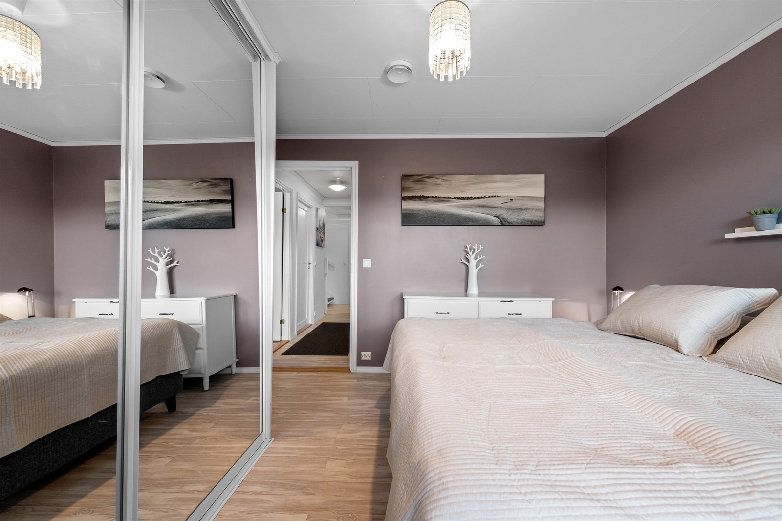 Hovedsoverom med skyvedørsgarderobe Galleribilde