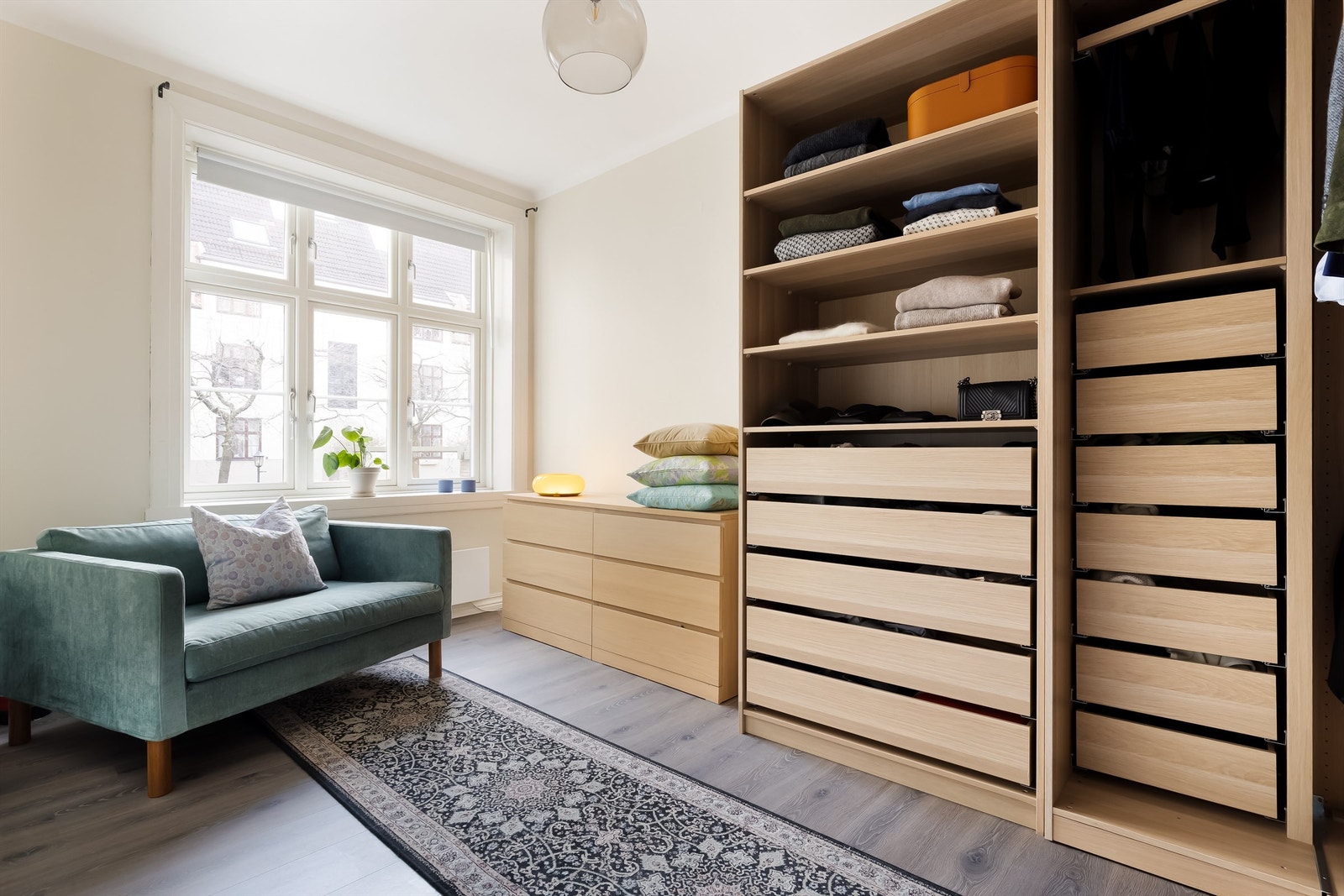 Store vinduer i begge rom som gir godt med lysinnslipp. Galleribilde