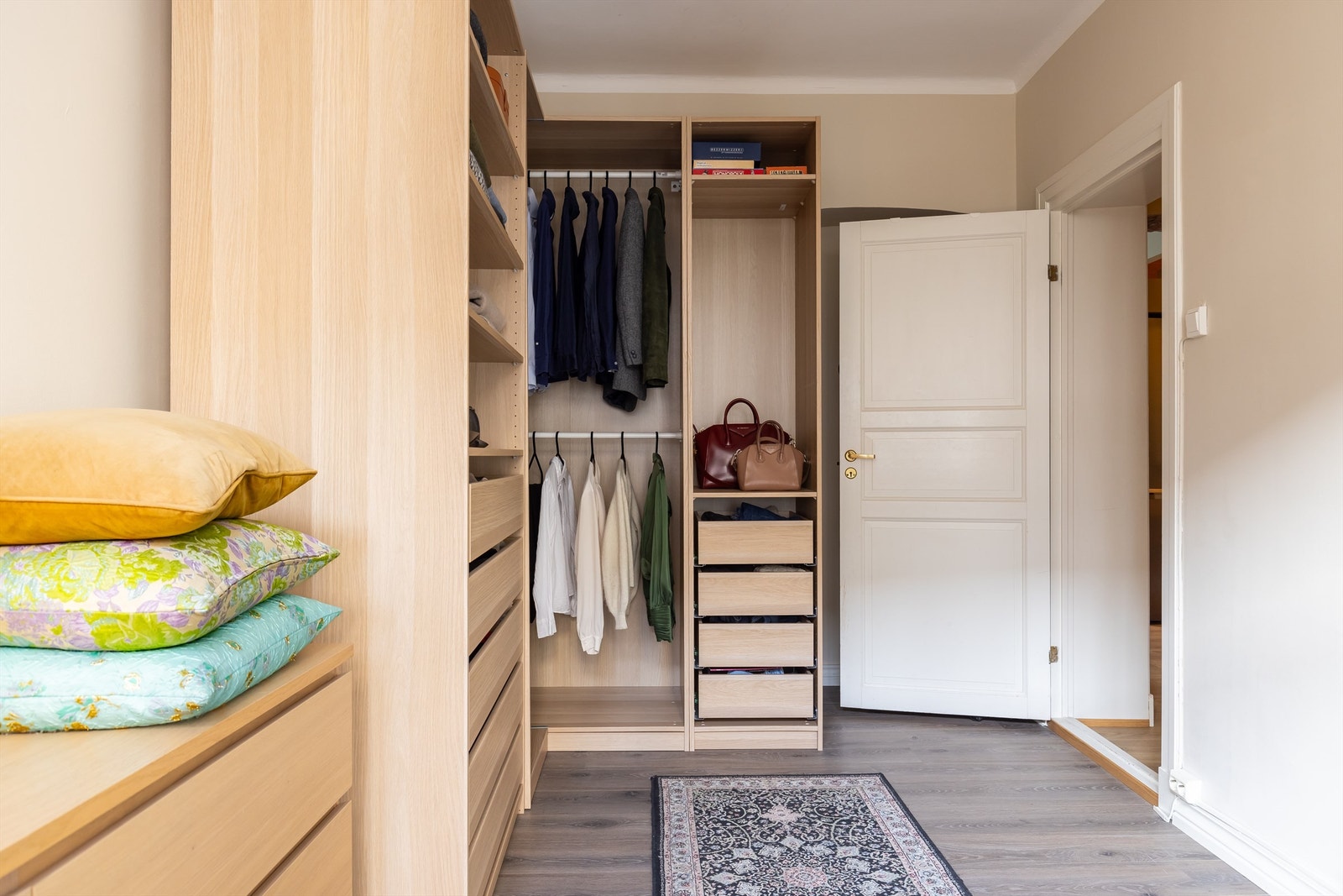 Romslig hovedsoverom med plass til både dobbelseng og garderobeskap. Galleribilde