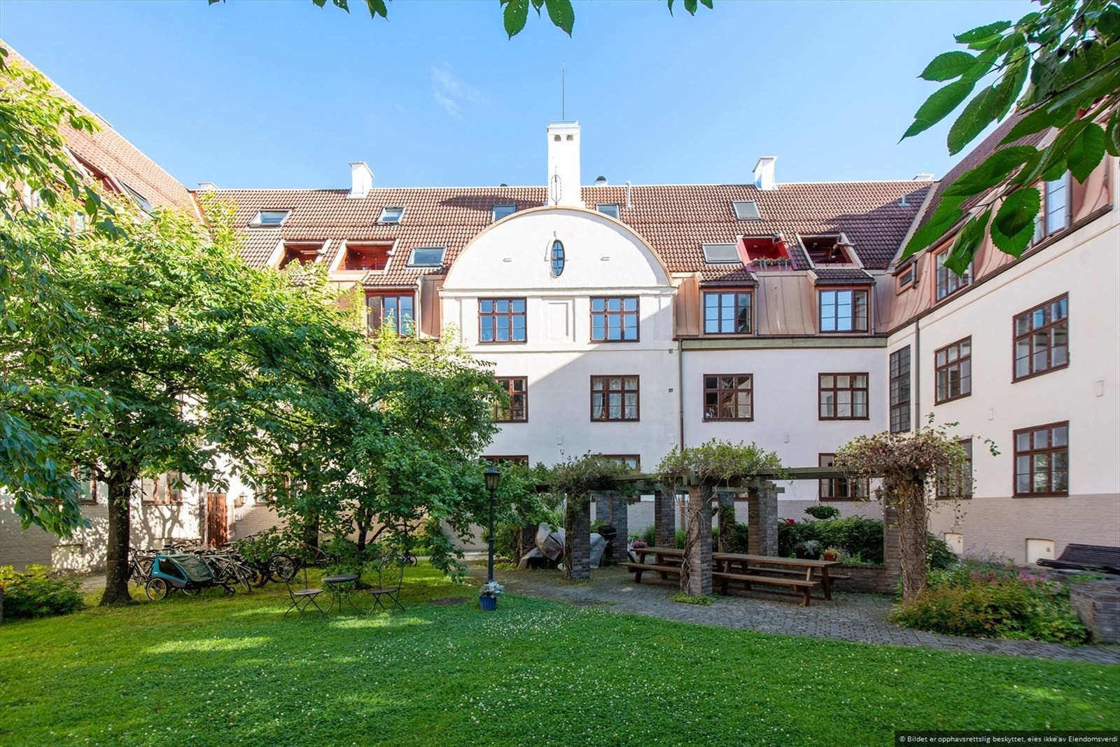 Leiligheten ligger veldig fint til i 1.etg med lite innsyn og forhage. Galleribilde