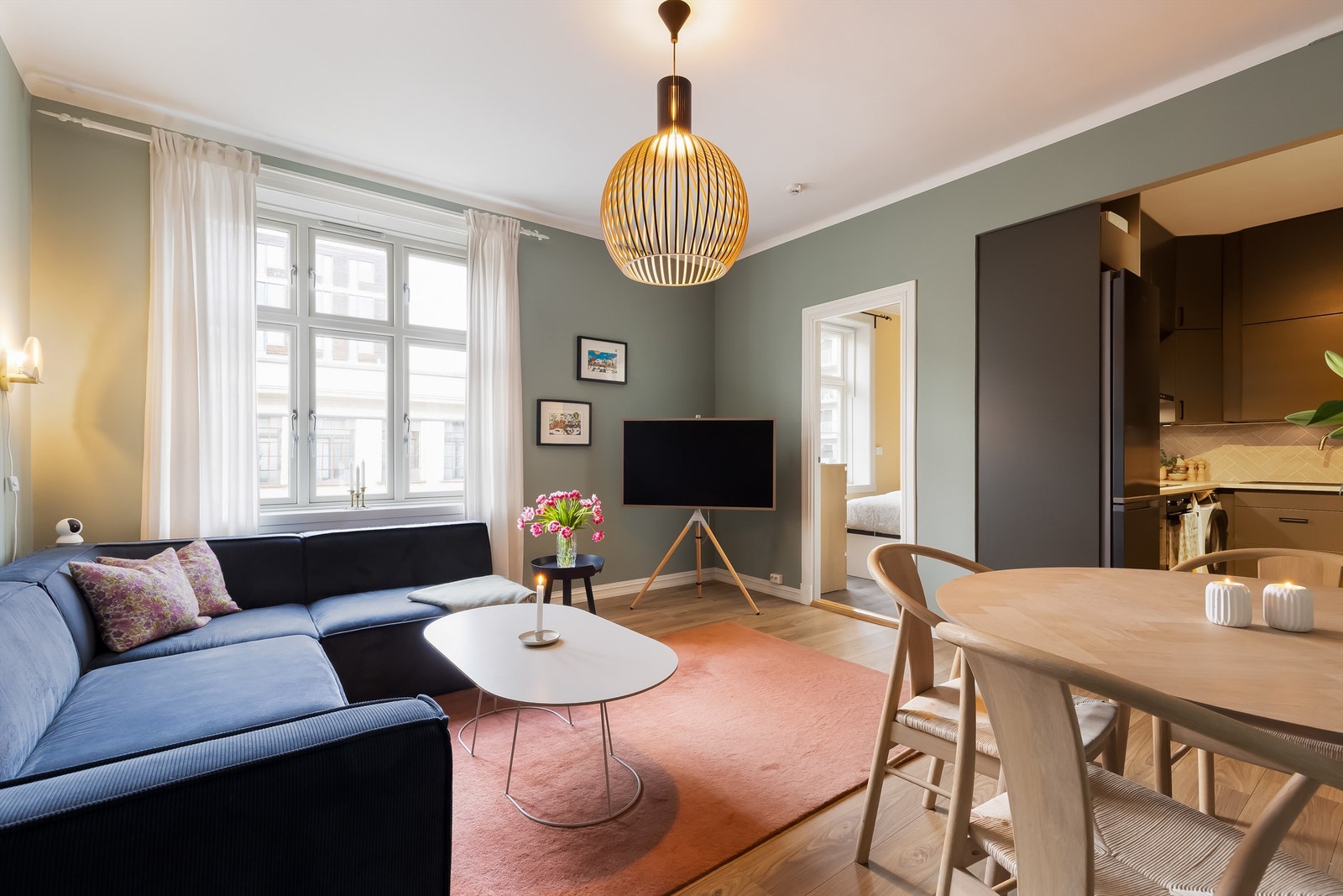 Store vindusflater (nye i 2020) slipper inn rikelig med naturlig lys. Galleribilde