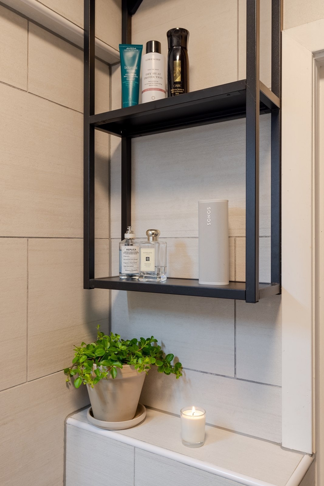 Speilskap med integrert belysning og stikkontakt over servanten gir funksjonell oppbevaring og god lyssetting. Galleribilde