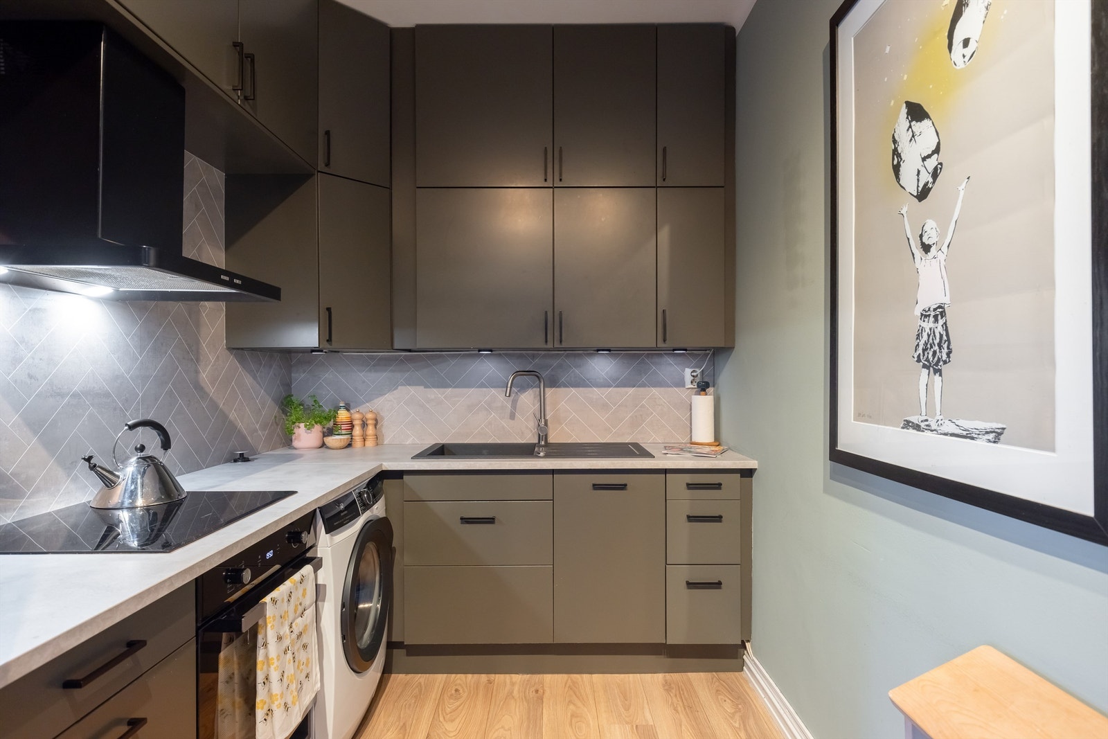 Benkeplaten er av slitesterkt laminat, med nedfelt oppvaskkum og ett-greps armatur. Galleribilde