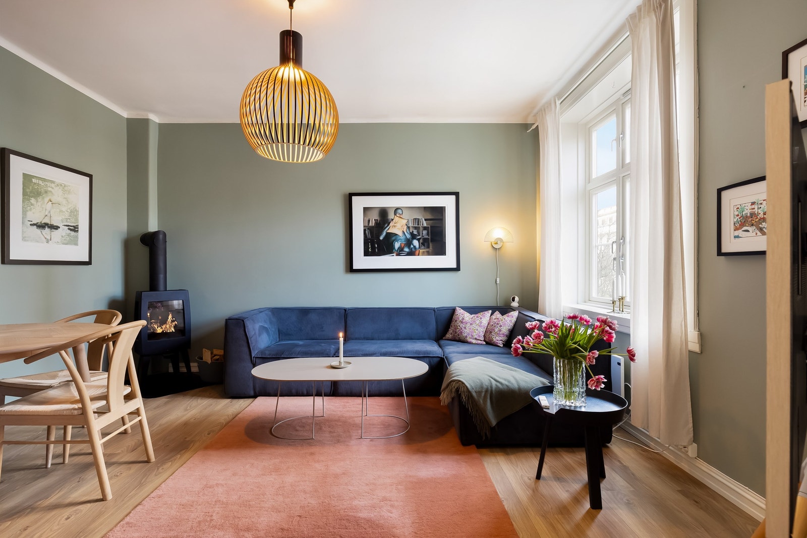 I hjørnet av stuen er det en peisovn med glassdør som skaper en lun og fin atmosfære på kaldere dager. Galleribilde