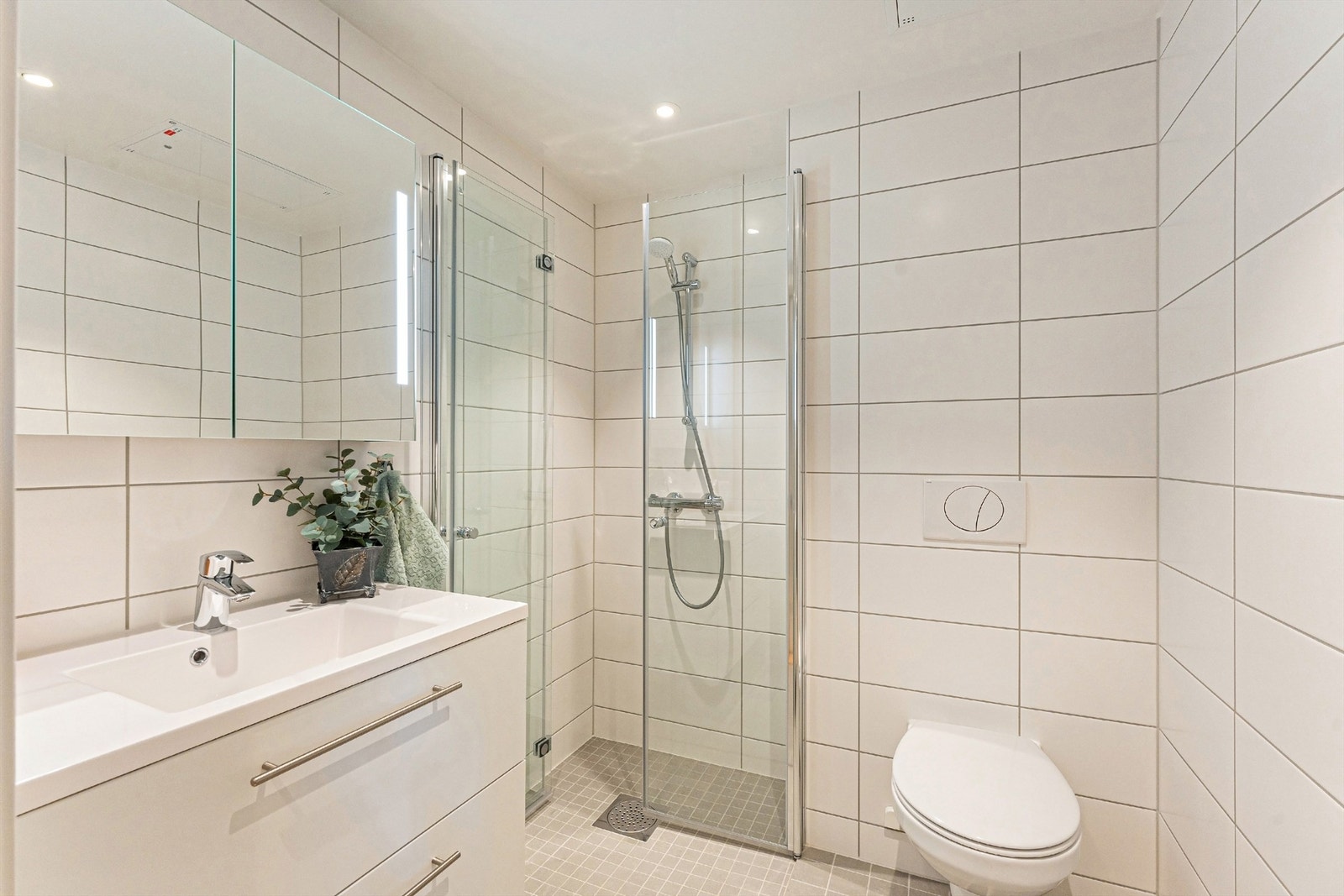 Lekkert flislagt baderom med adkomst fra entréen Galleribilde