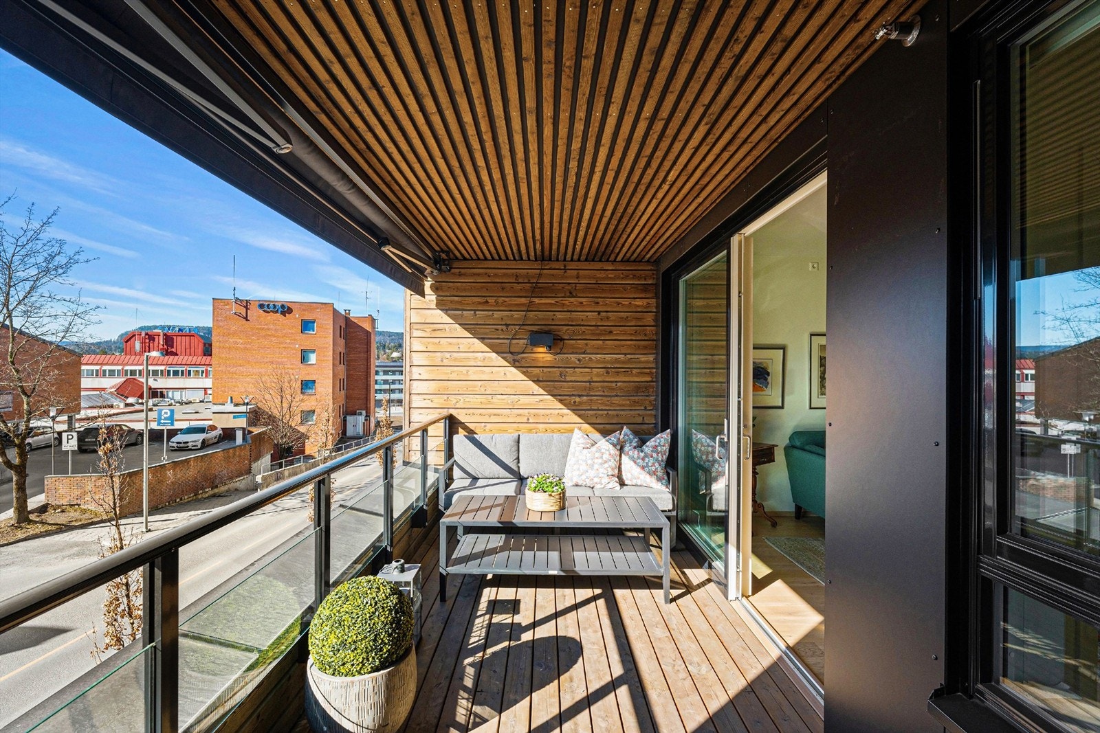 Fra stuen / kjøkkenet har du utgang til en deilig sydvendt balkong på 10 kvm Galleribilde