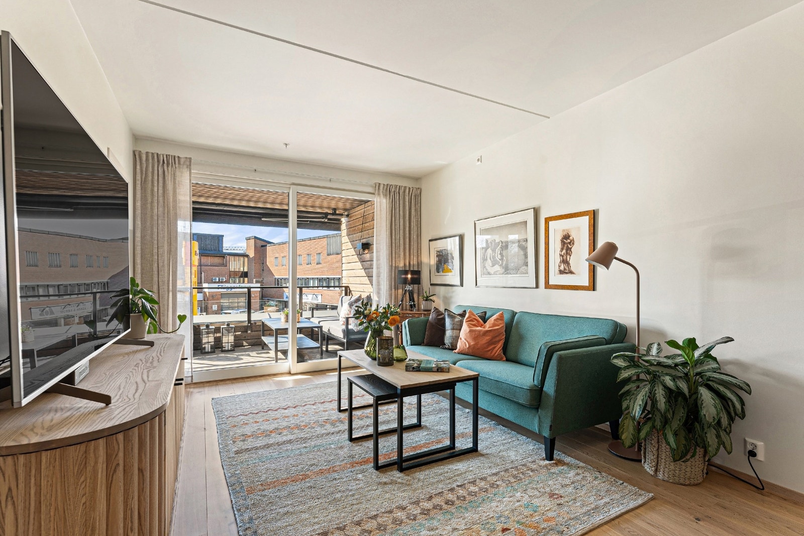 Stor og lys stue med vinduer på to vegger Galleribilde