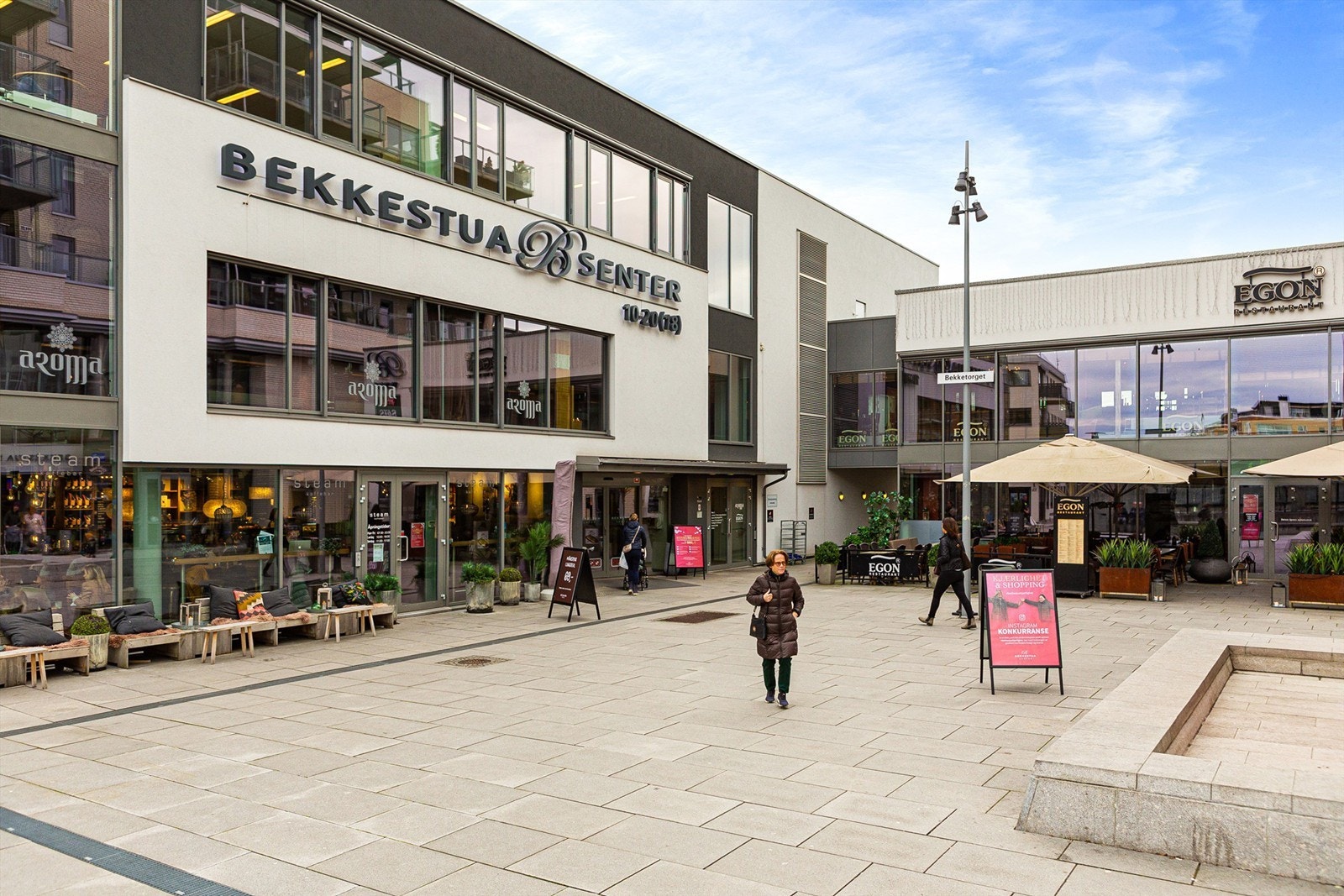 Bekkestua sentrum har et godt utvalg forretninger som trengs i hverdagen. Her har du flere dagligvarebutikker, nisjebutikker, kjedebutikker, Vinmonopolet, kaféer, restauranter, Bærum bibliotek, legesenter, tannlege, treningssenter og mye mer Galleribilde