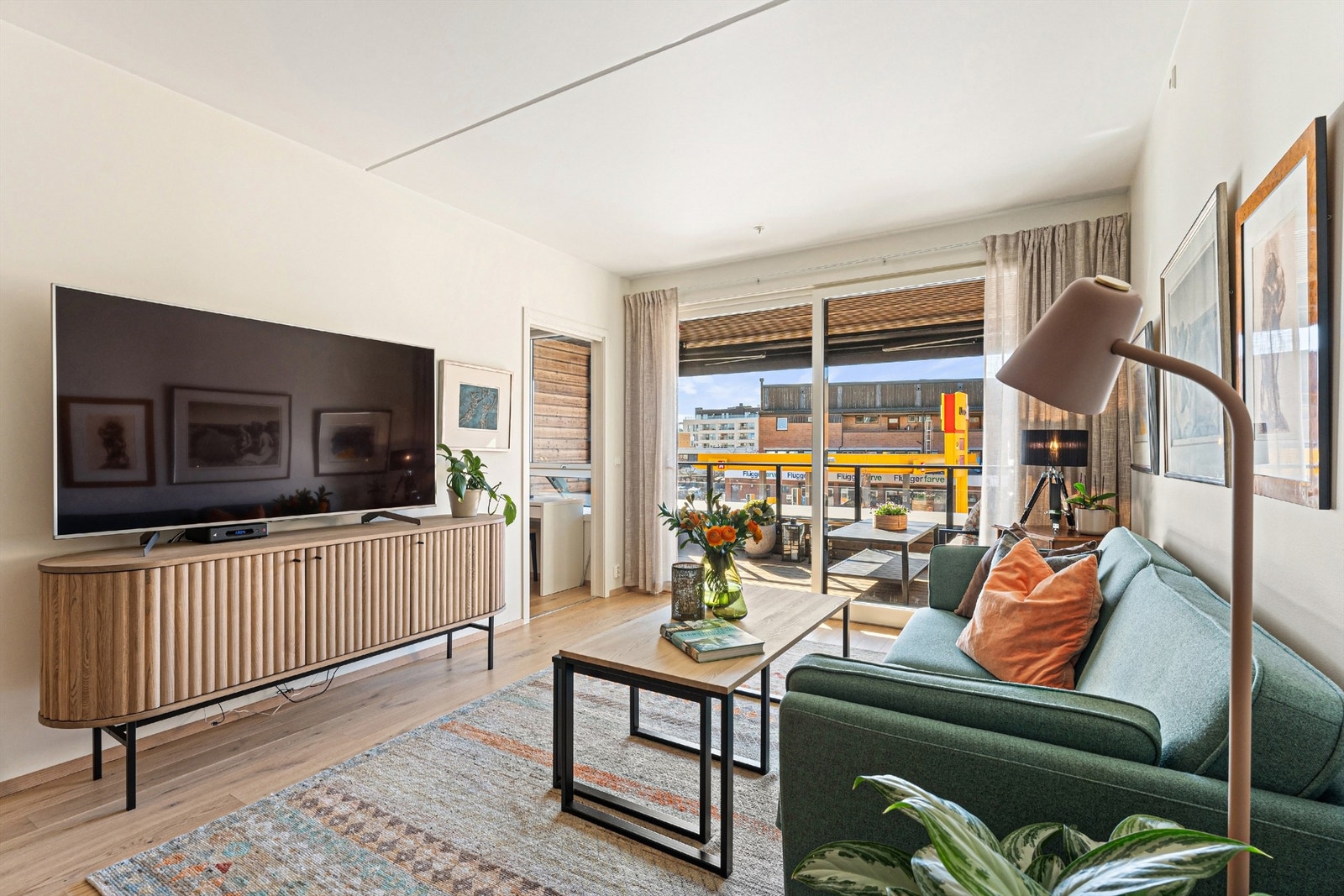 Stuen har gode møbleringsmuligheter med plass for sofagruppe, TV-seksjon, spisegruppe og annet passende møblement Galleribilde